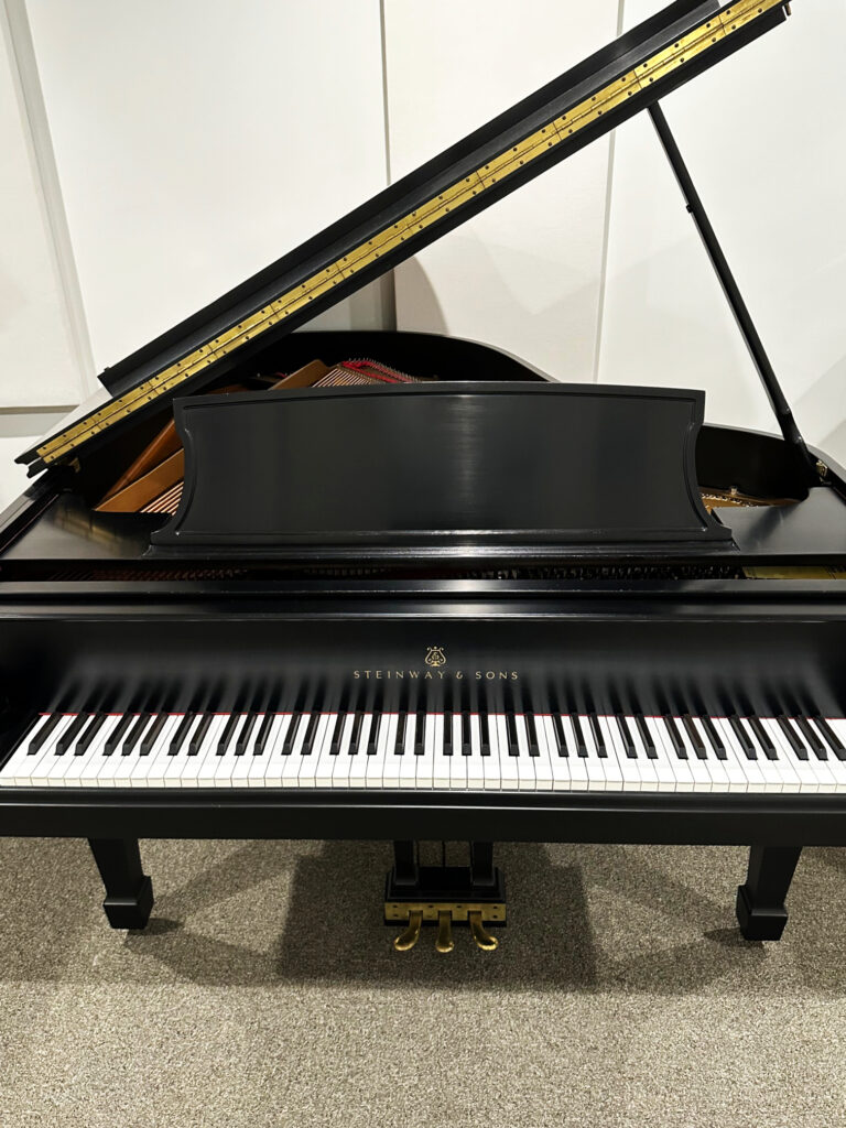 photo of the Used Steinway L ES Keyboard